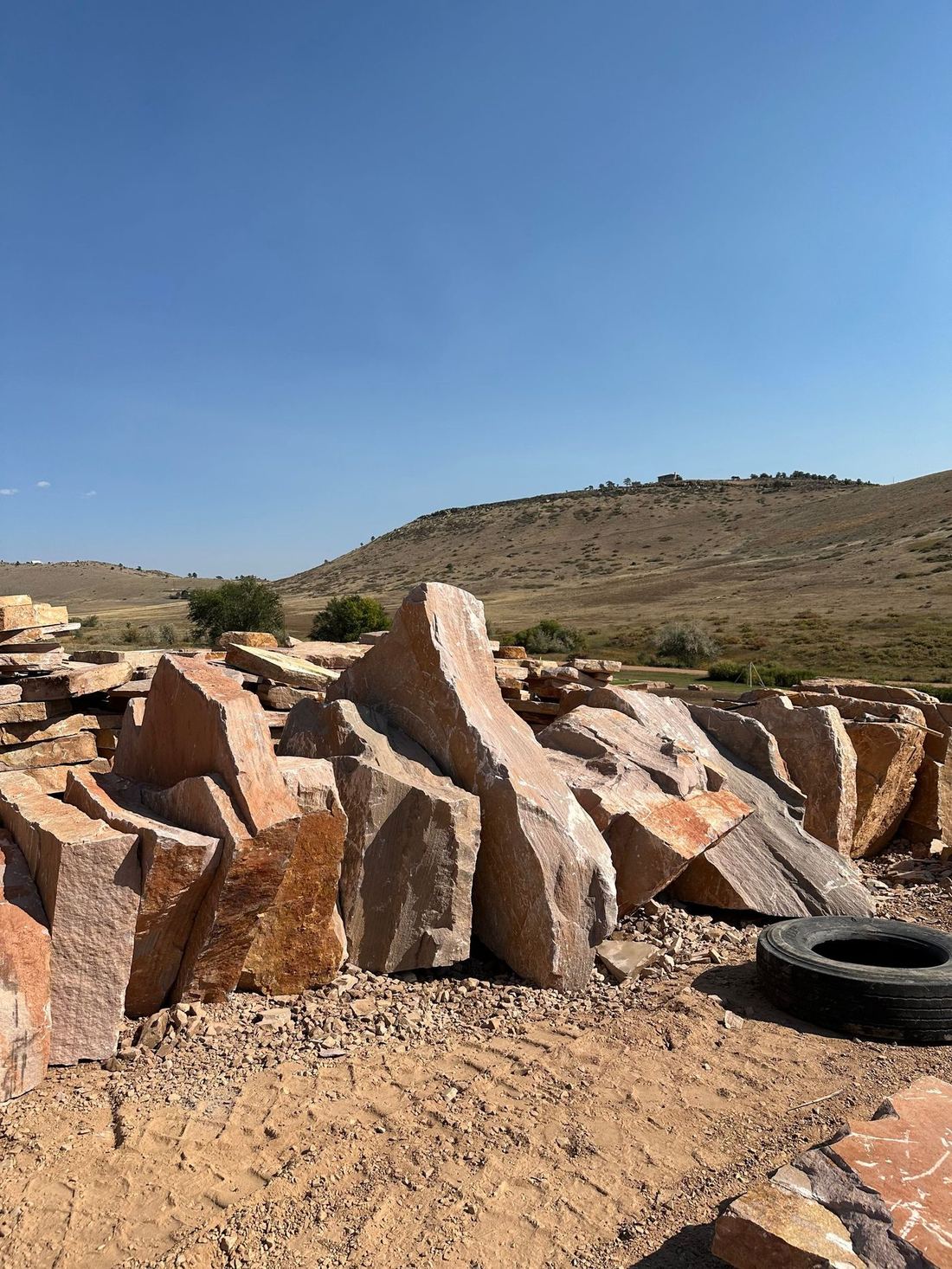 Colorado Buff Boulders/Slabs — photo 2